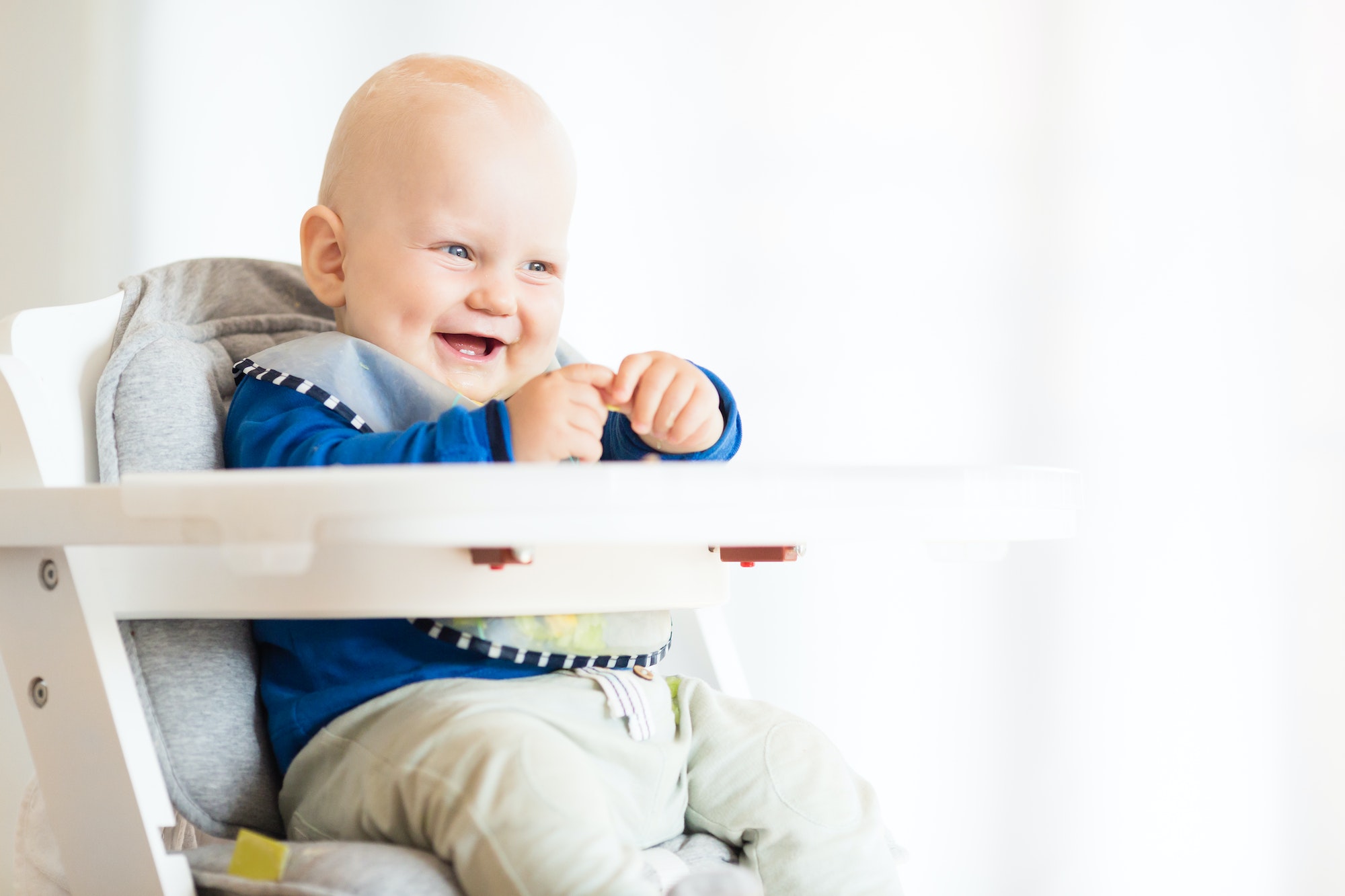 Når dit barn er omkring seks måneder gammelt, kan du fortsætte med at tilbyde en række forskellige fødevarer for at sikre, at det får en bred vifte af næringsstoffer.