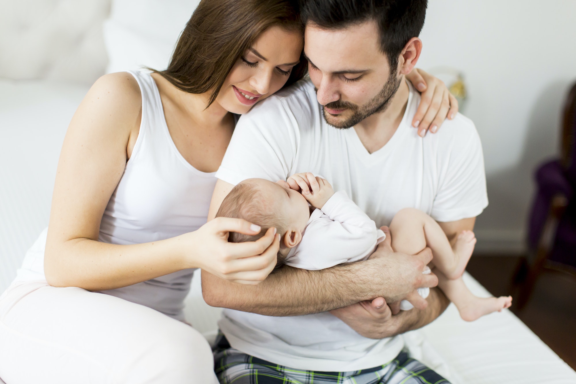 Glad familie med nyfødt baby - baby-guide.dk